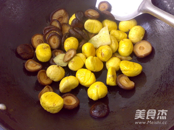 <a href=/shicai/guopin/LiZi/index.html target=_blank><u>栗子</u></a>煮<a href=/shicai/shucai/XiangGu/index.html target=_blank><u>香菇</u></a>的做法