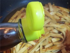 酱焖<a href=/shicai/shucai/HuLuoBo/index.html target=_blank><u>胡<a href=/shicai/shucai/LuoBo/index.html target=_blank><u>萝卜</u></a></u></a>丝<a href=/shicai/mimian/QianZhang/index.html target=_blank><u>千张</u></a>步骤5