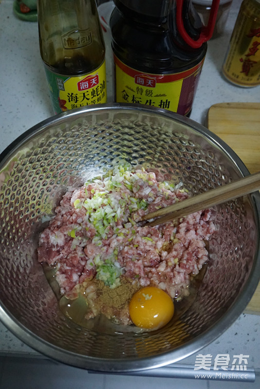 <a href=zt/hsszt target=_blank><u>红烧狮子头</u></a>的做法