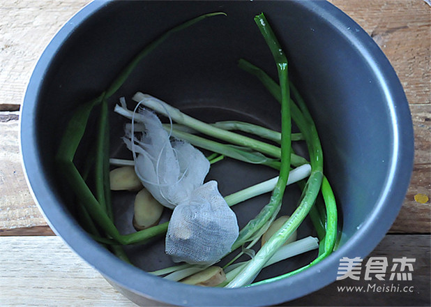 电压力锅版卤<a href=/shicai/rouqin/ZhuTi/index.html target=_blank><u>猪蹄</u></a>的做法