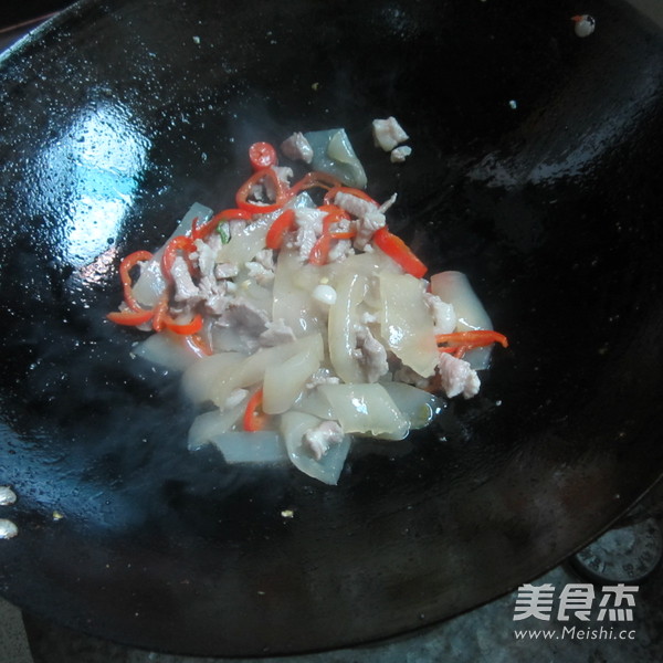 <a href=/shicai/mimian/FenPi/index.html target=_blank><u>粉皮</u></a>炒肉的做法