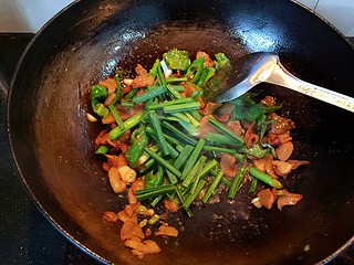 <a href=/shicai/shucai/QingJiao/index.html target=_blank><u>青椒</u></a><a href=/shicai/shucai/SuanMiao/index.html target=_blank><u>蒜苗</u></a>炒油渣