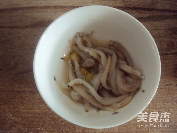 朱砂<a href=/shicai/shuichanpin/YinYu/index.html target=_blank><u>银鱼</u></a>的做法