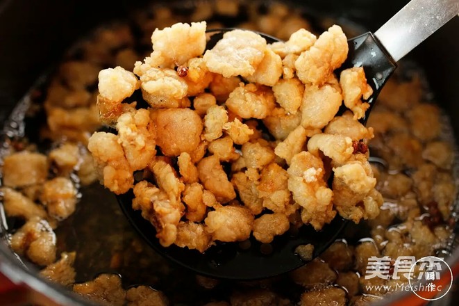 炸一锅翻滚的<a href=/shicai/rouqin/ZhuYou/index.html target=_blank><u>猪油</u></a>的做法