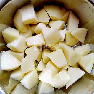 <a href=/shicai/shucai/TuDou/index.html target=_blank><u>土豆</u></a>炖<a href=/shicai/rouqin/NiuRou/index.html target=_blank><u>牛肉</u></a>