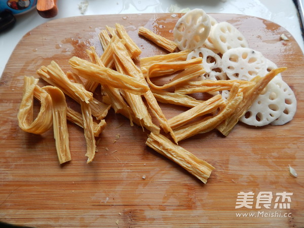 干锅<a href=/shicai/mimian/FuZhu/index.html target=_blank><u>腐竹</u></a>的做法