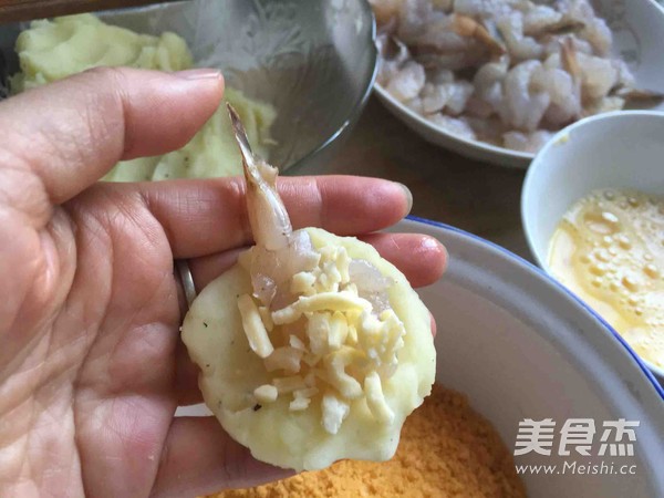 <a href=/shicai/shucai/TuDou/index.html target=_blank><u>土豆</u></a>泥<a href=/shicai/mimian/ZhiShi/index.html target=_blank><u>芝士</u></a>虾球的做法