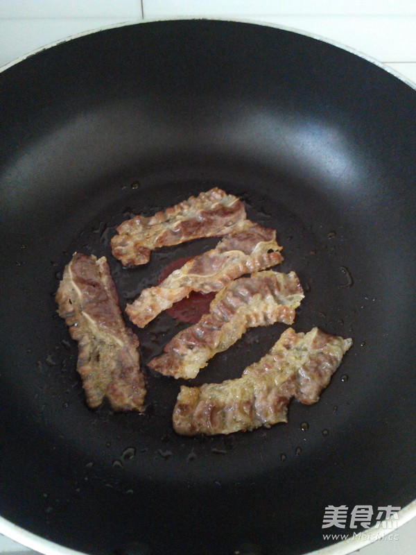 煎<a href=/shicai/rouqin/FeiNiu/index.html target=_blank><u>肥牛</u></a>片的做法