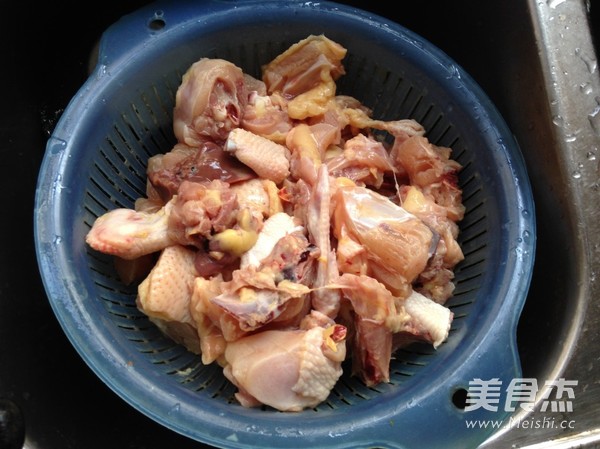 <a href=/shicai/shucai/BanLi/index.html target=_blank><u>板栗</u></a>烧鸡的做法