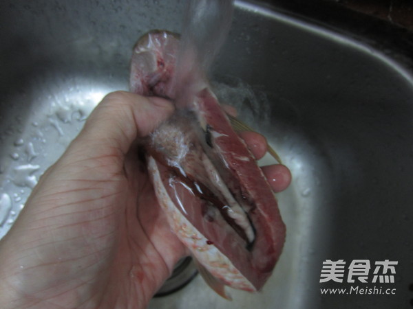 <a href=/shicai/mimian/HuangDou/index.html target=_blank><u>黄豆</u></a>酱蒸<a href=/shicai/shuichanpin/LingYu/index.html target=_blank><u>鲮鱼</u></a>腩的做法