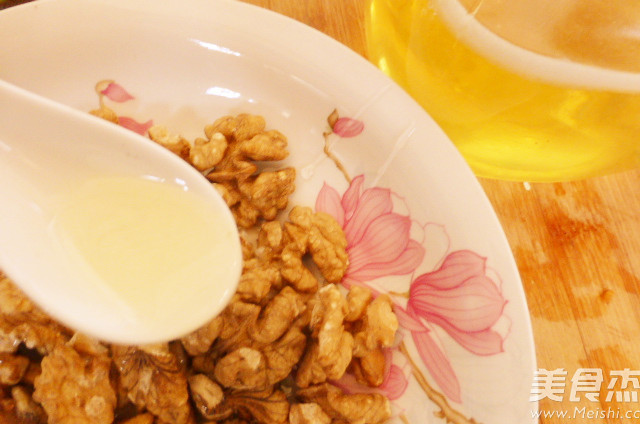 蜜汁核<a href=/shicai/guopin/Tao/index.html target=_blank><u>桃</u></a>的做法