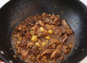 <a href=/shicai/shucai/BanLi/index.html target=_blank><u>板栗</u></a>烧鸡步骤7