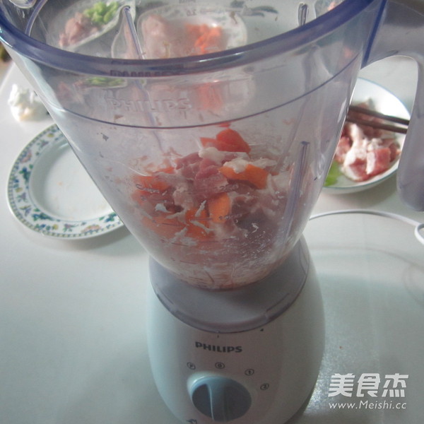 炸<a href=/shicai/shucai/HuLuoBo/index.html target=_blank><u>胡<a href=/shicai/shucai/LuoBo/index.html target=_blank><u>萝卜</u></a></u></a><a href=/shicai/rouqin/ZhuRou/index.html target=_blank><u>猪肉</u></a>丸子的做法