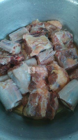 冰糖红烧<a href=/shicai/rouqin/NiuRou/index.html target=_blank><u>牛肉</u></a><a href=/shicai/rouqin/NiuWei/index.html target=_blank><u>牛尾</u></a>