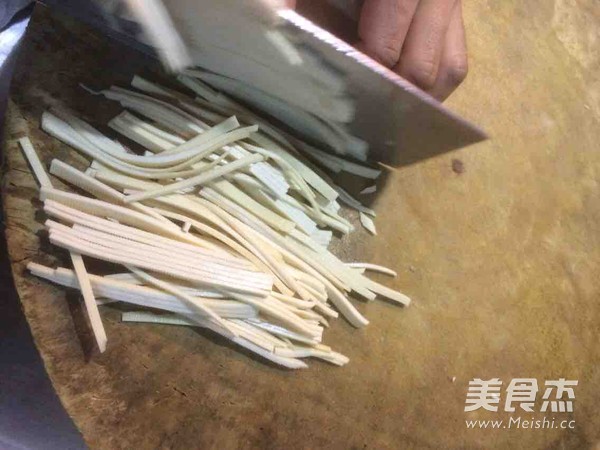 <a href=/shicai/shucai/JiuCai/index.html target=_blank><u>韭菜</u></a>百叶肉丝的做法