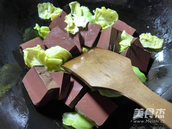 圆<a href=/shicai/shucai/BaiCai/index.html target=_blank><u>白菜</u></a>煮鸭<a href=/shicai/rouqin/Xue/index.html target=_blank><u>血</u></a>的做法