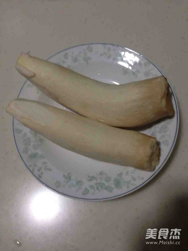 干煸<a href=/shicai/guopin/Xing/index.html target=_blank><u>杏</u></a>鲍菇的做法