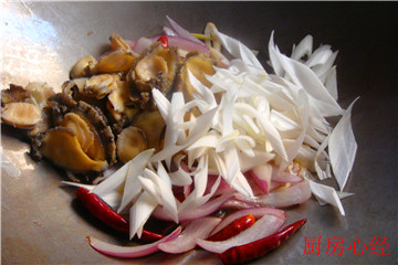 回锅<a href=/shicai/shuichanpin/BaoYu/index.html target=_blank><u>鲍鱼</u></a>步骤7