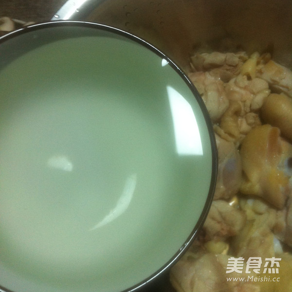 <a href=/shicai/rouqin/ZhengJi/index.html target=_blank><u>鸡肉</u></a>火锅的做法
