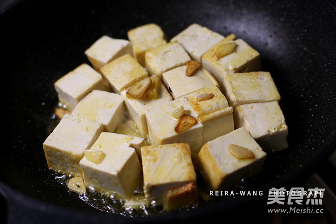 <a href=/shicai/shucai/QinCai/index.html target=_blank><u>芹菜</u></a>鲫<a href=/shicai/shuichanpin/YuDoufu/index.html target=_blank><u>鱼<a href=/shicai/mimian/DouFu/index.html target=_blank><u>豆腐</u></a></u></a>的做法