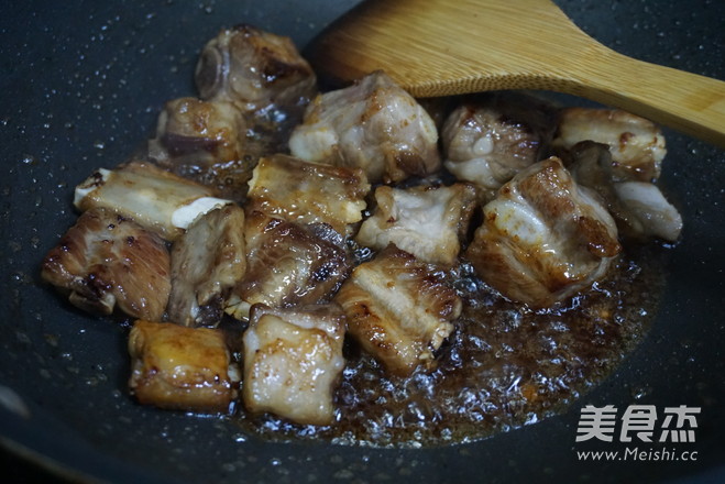 酸甜可口的<a href=/shicai/guopin/HuaMei/index.html target=_blank><u>话梅</u></a>酿小排的做法