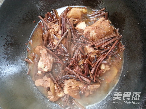 <a href=/shicai/shucai/JueCai/index.html target=_blank><u>蕨菜</u></a>烧<a href=/shicai/rouqin/PaiGu/index.html target=_blank><u>排骨</u></a>的做法