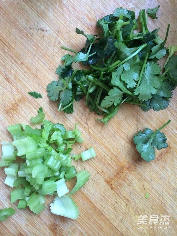 <a href=/shicai/rouqin/YangRou/index.html target=_blank><u>羊肉</u></a>烩火烧的做法