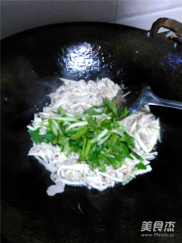 <a href=/shicai/guopin/Xing/index.html target=_blank><u>杏</u></a>鲍菇肉丝的做法