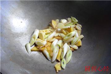 <a href=/shicai/shucai/MaoDou/index.html target=_blank><u>毛豆</u></a>烹<a href=/shicai/shuichanpin/CaoXia/index.html target=_blank><u>草虾</u></a>步骤7