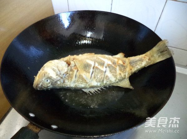 <a href=/shicai/shucai/ZiSu/index.html target=_blank><u>紫苏</u></a>烧<a href=/shicai/shuichanpin/LuYu/index.html target=_blank><u>鲈鱼</u></a>的做法