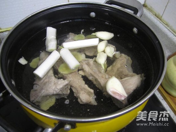 <a href=/shicai/shucai/XiHongShi/index.html target=_blank><u>西红柿</u></a><a href=/shicai/rouqin/JiGu/index.html target=_blank><u>脊骨</u></a>炖连<a href=/shicai/shucai/Ou/index.html target=_blank><u>藕</u></a>的做法