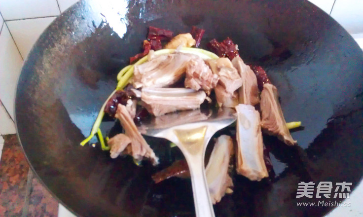 <a href=/shicai/shucai/TuDou/index.html target=_blank><u>土豆</u></a>炖<a href=/shicai/rouqin/YangPai/index.html target=_blank><u>羊排</u></a>的做法