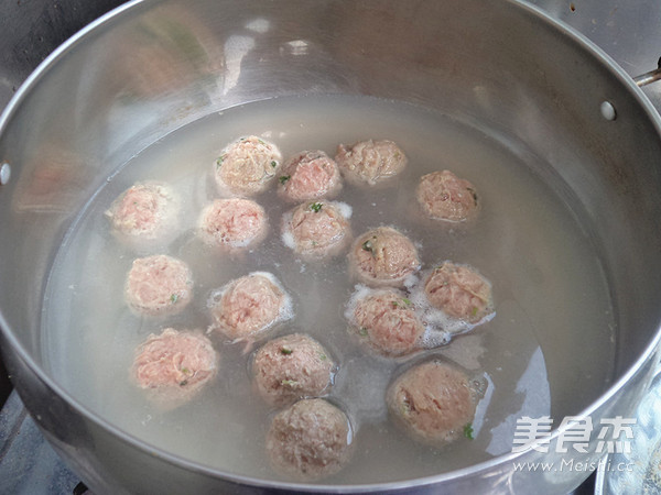 咖喱<a href=/shicai/rouqin/NiuRou/index.html target=_blank><u>牛肉</u></a>丸的做法