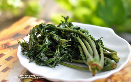 揉<a href=/shicai/shucai/XiangChun/index.html target=_blank><u>香椿</u></a>芽