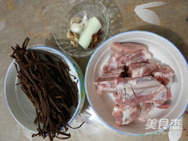 <a href=/shicai/shucai/JueCai/index.html target=_blank><u>蕨菜</u></a>烧<a href=/shicai/rouqin/PaiGu/index.html target=_blank><u>排骨</u></a>的做法