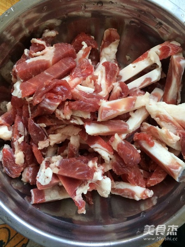 <a href=/shicai/rouqin/YangRou/index.html target=_blank><u>羊肉</u></a>烩火烧的做法