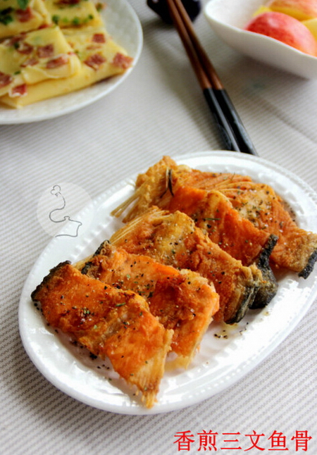 香煎<a href=/shicai/shuichanpin/SanWenYu/index.html target=_blank><u>三文鱼</u></a>骨的做法