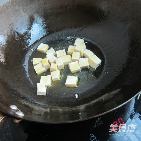 <a href=/shicai/shucai/XiQin/index.html target=_blank><u>西芹</u></a><a href=/shicai/rouqin/zhuXue/index.html target=_blank><u>猪<a href=/shicai/rouqin/Xue/index.html target=_blank><u>血</u></a></u></a><a href=/shicai/mimian/DouFu/index.html target=_blank><u>豆腐</u></a>丁的做法