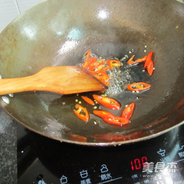 黑<a href=/shicai/diaoweipin/DouChi/index.html target=_blank><u>豆豉</u></a>煮<a href=/shicai/mimian/DouFu/index.html target=_blank><u>豆腐</u></a>的做法