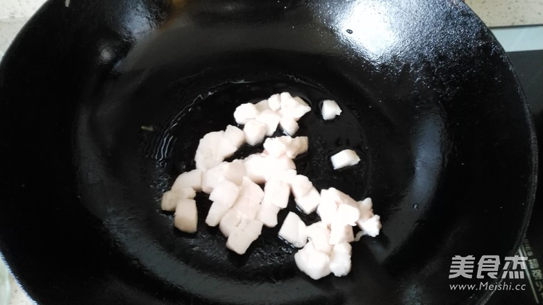 <a href=/shicai/rouqin/ZhuYou/index.html target=_blank><u>猪油</u></a>渣的做法