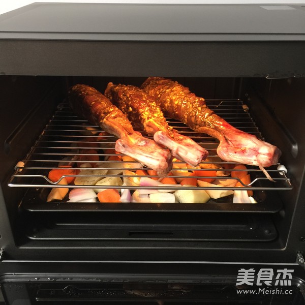 蒸烤小羊腿的做法