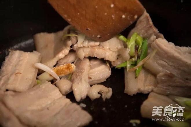 铸铁锅干锅<a href=/shicai/shucai/HuaCai/index.html target=_blank><u>花菜</u></a>的做法