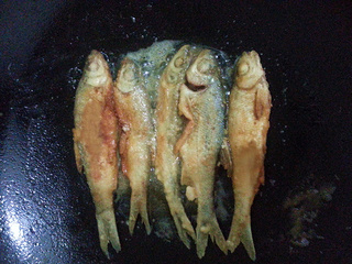 香煎小河鱼