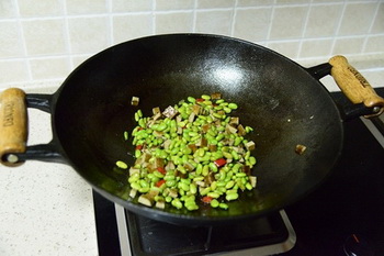 <a href=/shicai/mimian/DouGan/index.html target=_blank><u>豆干</u></a>炒<a href=/shicai/shucai/MaoDou/index.html target=_blank><u>毛豆</u></a>步骤5