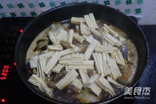 <a href=/shicai/shuichanpin/DaiYu/index.html target=_blank><u>带鱼</u></a>烧<a href=/shicai/mimian/FuZhu/index.html target=_blank><u>腐竹</u></a>的做法