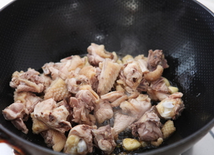 <a href=/shicai/shucai/BanLi/index.html target=_blank><u>板栗</u></a>烧鸡步骤2