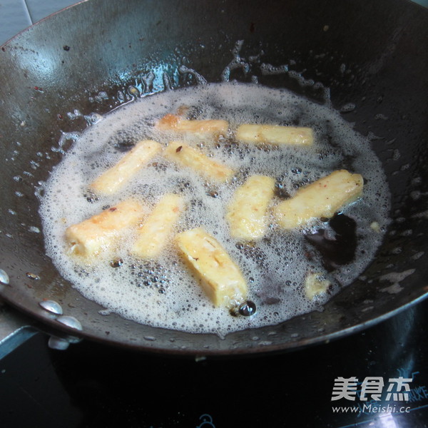 黑<a href=/shicai/diaoweipin/DouChi/index.html target=_blank><u>豆豉</u></a>煮<a href=/shicai/mimian/DouFu/index.html target=_blank><u>豆腐</u></a>的做法