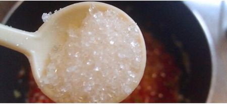 剁<a href=/shicai/shucai/LaJiao/index.html target=_blank><u>辣椒</u></a>蒸鸡剁步骤6