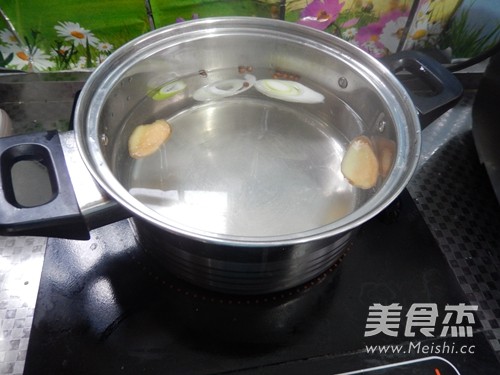 <a href=/shicai/shucai/XiangGu/index.html target=_blank><u>香菇</u></a>焖<a href=/shicai/rouqin/ZhuTi/index.html target=_blank><u>猪蹄</u></a>的做法