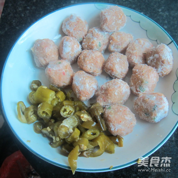 酸<a href=/shicai/shucai/LaJiao/index.html target=_blank><u>辣椒</u></a>蒸肉丸的做法